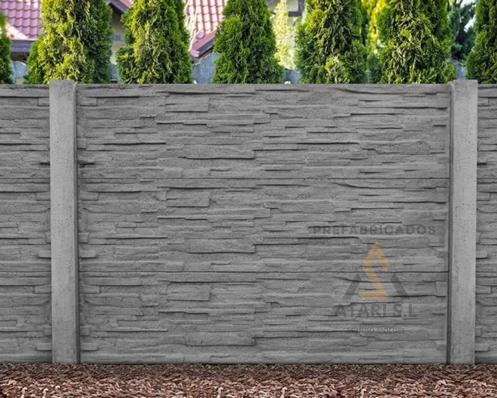 Vallado de hormigón prefabricado instalado para aislamiento acústico y privacidad visual en un jardín particular